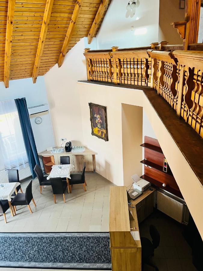 Gabor Panzio Aparthotel Gyal ภายนอก รูปภาพ